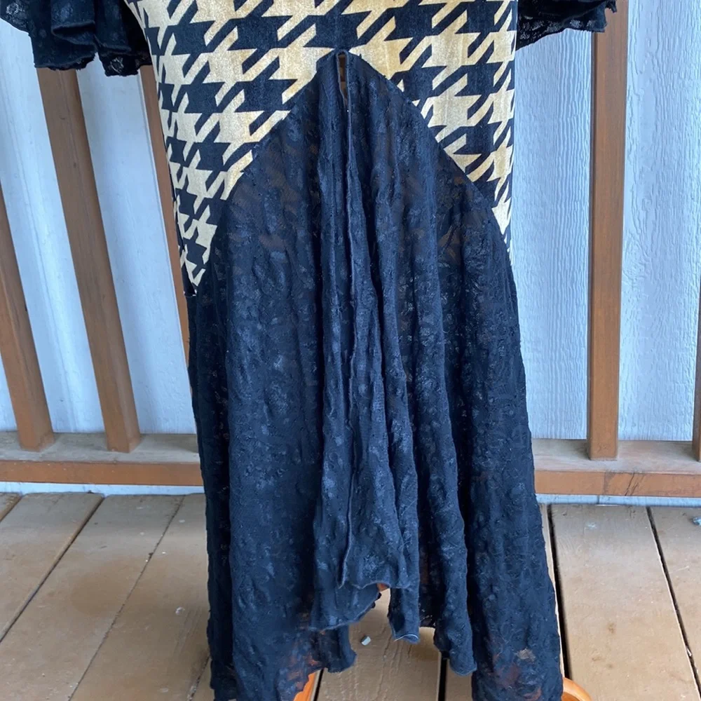 Velvety Black & Tan houndstooth vintage dress with lace details and open back - Picture 5 of 9